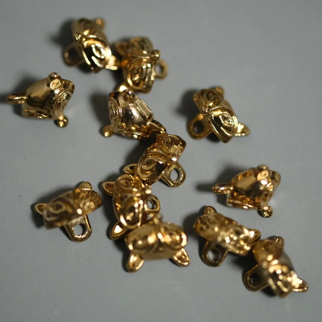 Thumbnail of Set of 12 fox shank buttons, fox, metal, gold, 11mm, imported buttons