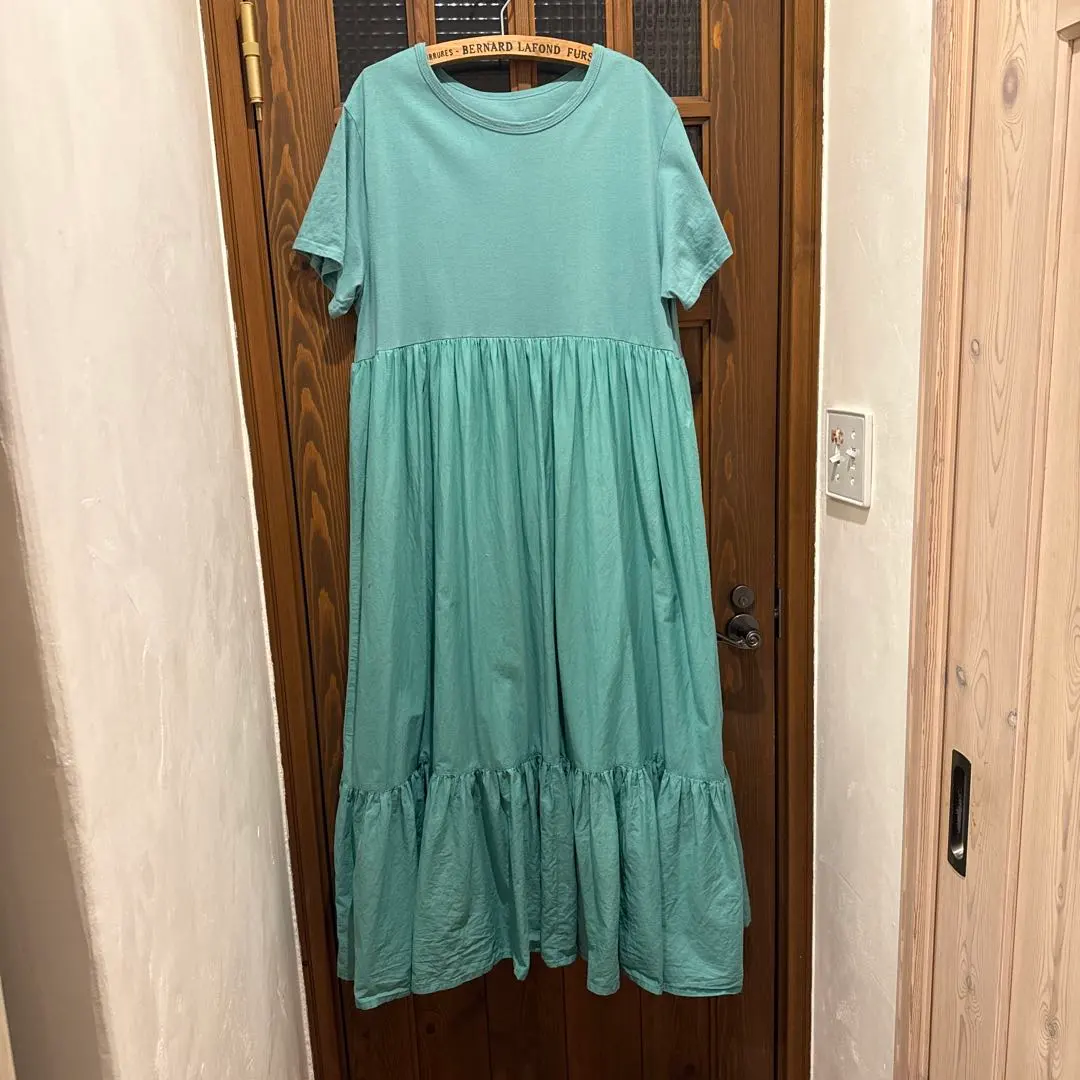 Thumbnail of Mint green short-sleeved cut-and-sew dress. Cute dress.