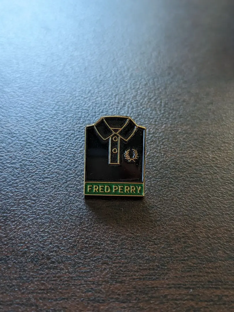 FRED PERRY ピンバッジ FRED PERRY - FRED PERRY ピンバッジの通販 by まな's shop