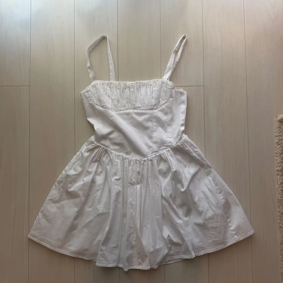 【全新未使用】ZARA 白色 喇叭袖 吊帶背心 M 碼 的縮圖