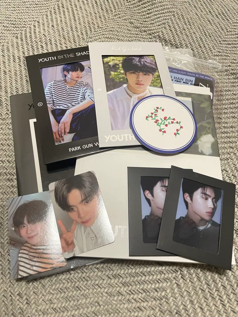 R1SE アルバム　周震南、刘也トレカ R1SE New Album Photobook Zhou Zhennan He Luoluo Xia Zhiguang