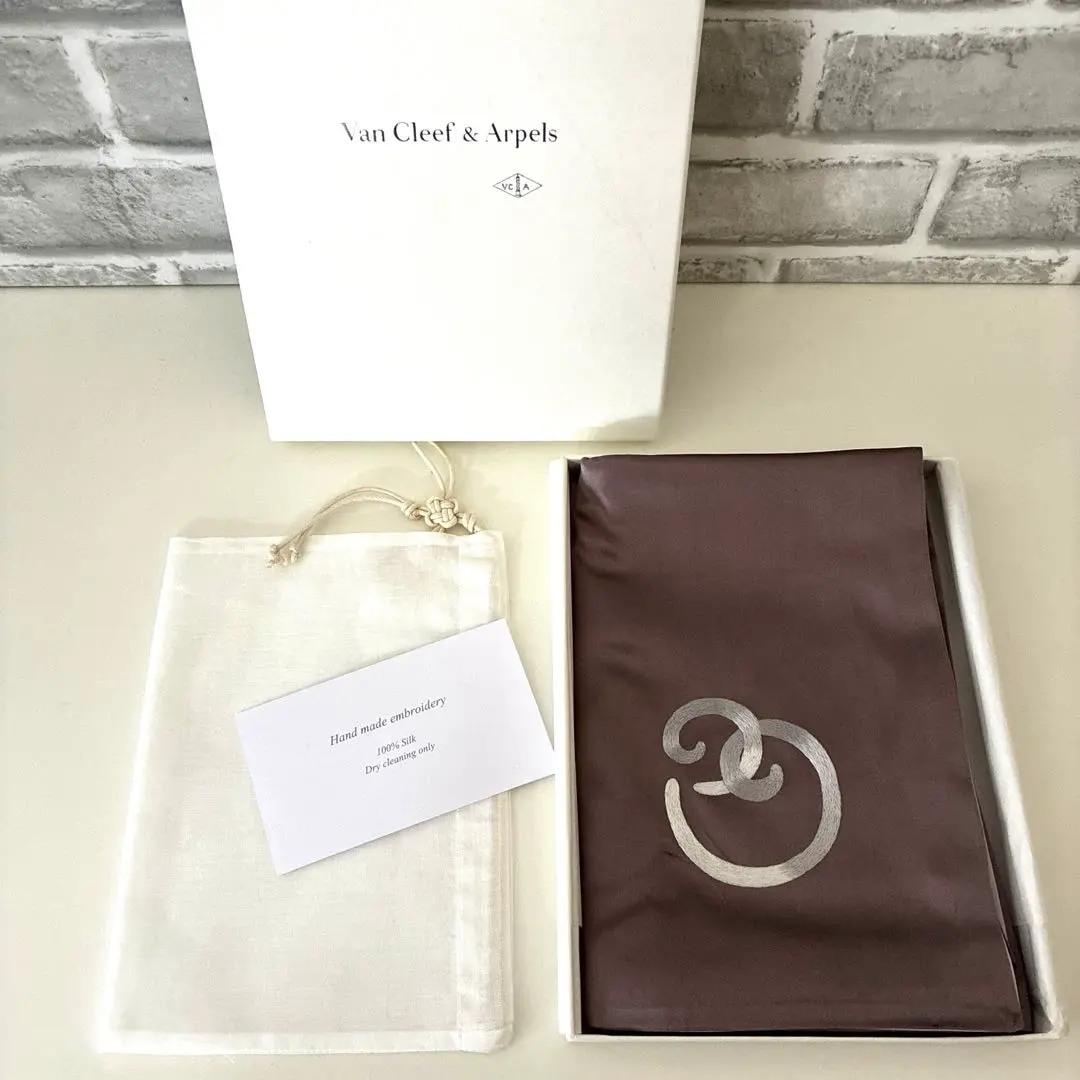 Van Cleef and Arpels】シルク100% 高級スカーフ 希少