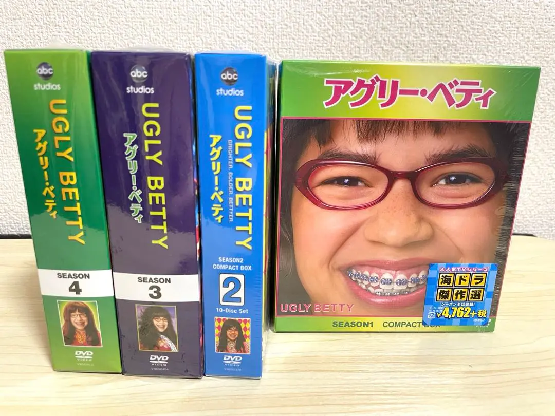 アグリー・ベティ シーズン1〜ファイナル　レンタル落ち Amazon.co.jp: アグリー・ベティ シーズン1 [レンタル落ち] (全
