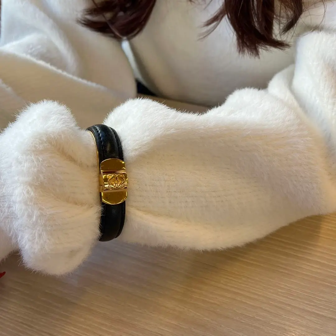LOEWE レザーバングル／新品未使用　付属品付き Loewe レザーブレスレット バングル