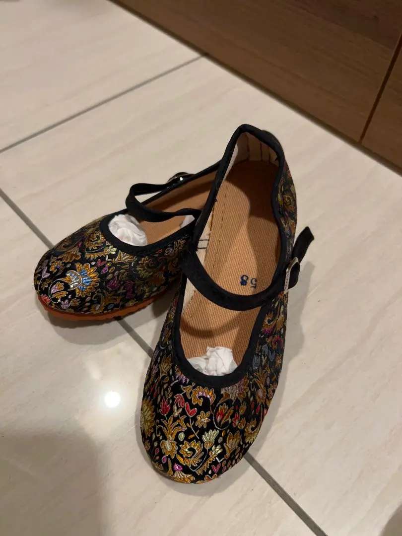 Thumbnail of Taiwan China shoes, approximately 18cm