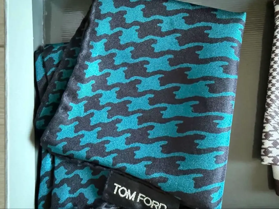 TOM FORD ハンカチ 美品】トムフォード TOM FORD ハンカチ ポケットチーフ シルク
