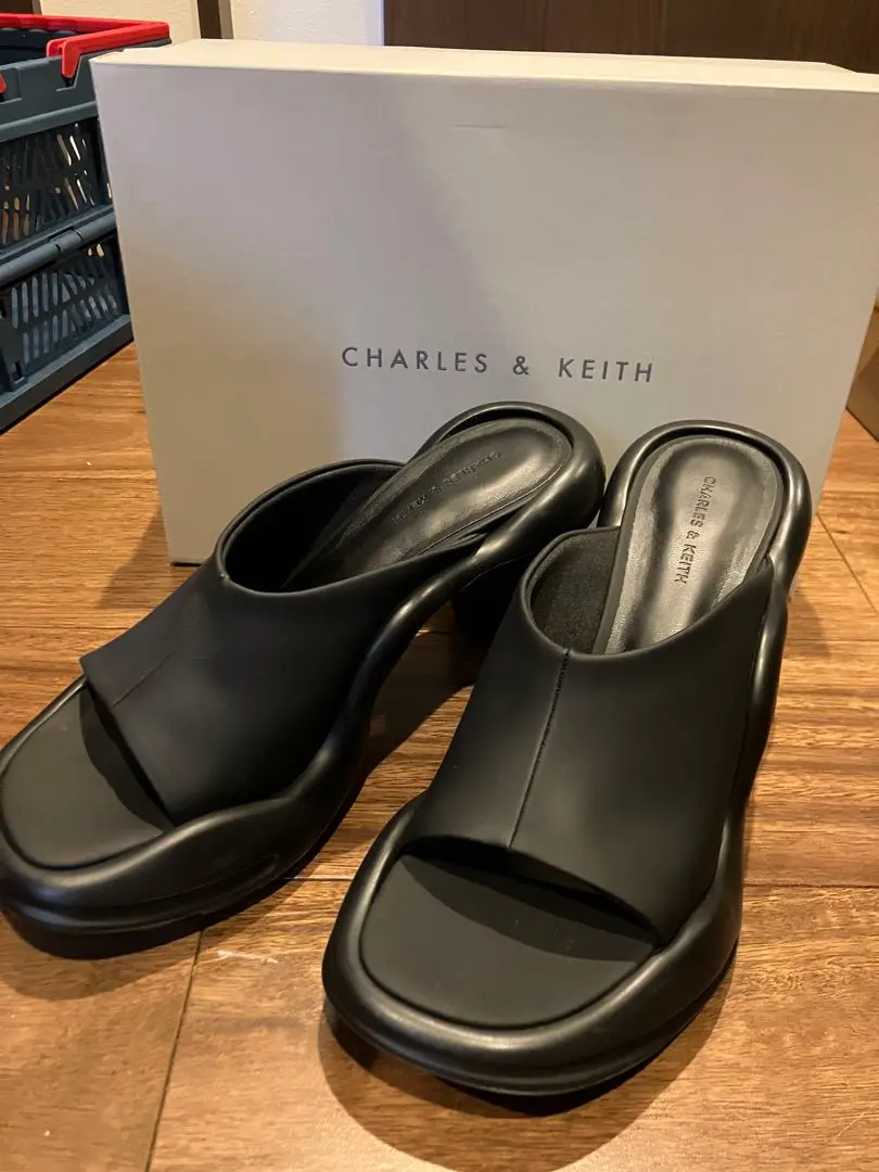 【美品】CHARLES & KEITH Leila レイラ オープントゥミュール Leila レイラ オープントゥミュール - ブラック | CHARLES