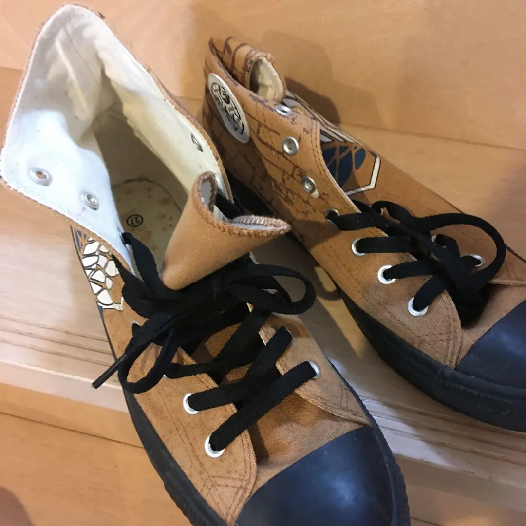 ★U by UBIQ 進撃の巨人 コラボ スニーカー ベージュ ☆U by UBIQ 進撃の巨人 コラボ スニーカー ベージュ