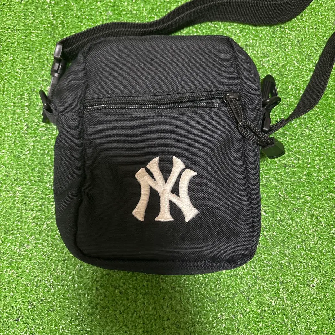 Thumbnail of shoulder bag