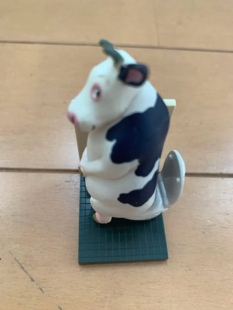 廁所時間 牛 模型 的縮圖