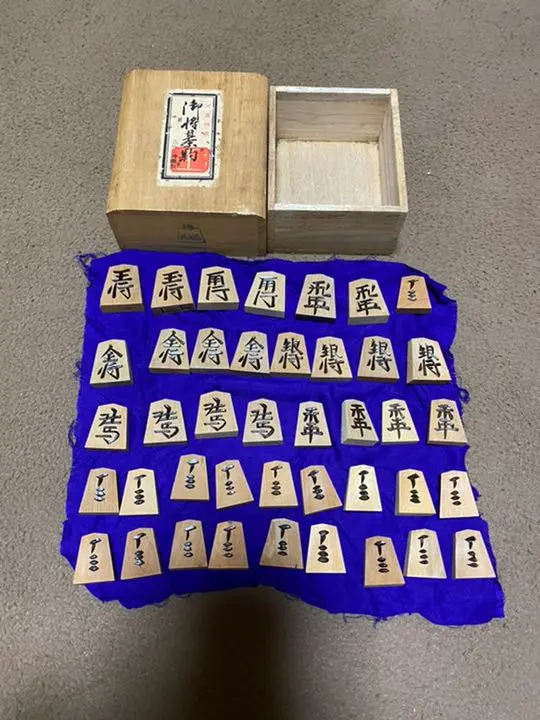 未使用品 御将棋駒　将棋　駒　天童特産 一刀作 箱付き 木製 Yahoo!オークション - 将棋駒 御将棋駒 天童特産 木製 彫駒 錦旗