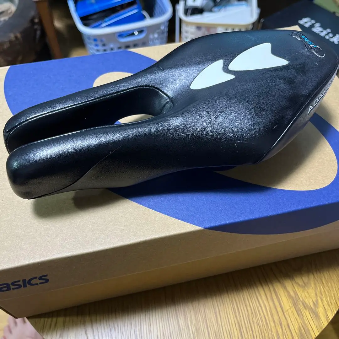 細く薄い、ロードレーシング用のサドル ISM ADAMO Attack - 新