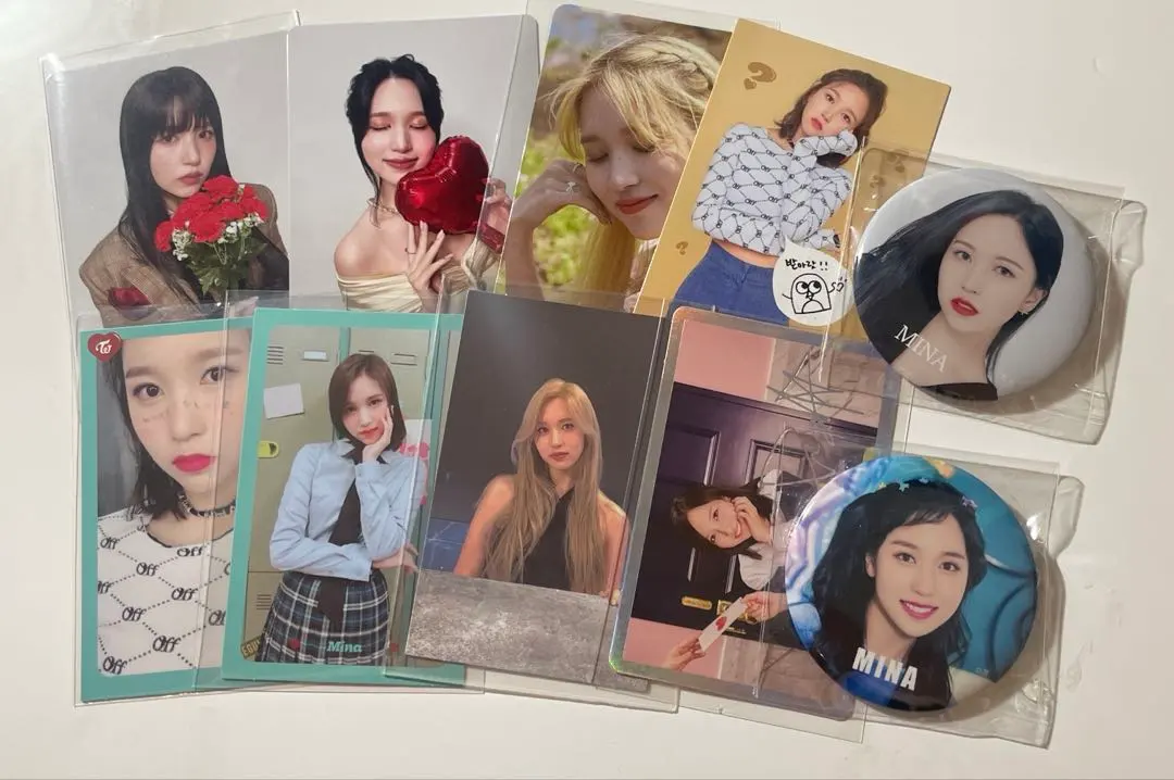 Thumbnail of TWICE Mina trading card and pin badge