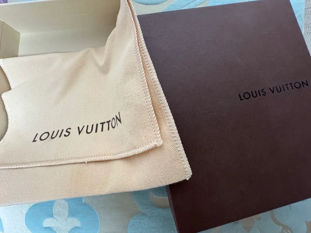 LOUIS VUITTON 中型收納盒與袋子 12公分寬14公分長 內寸 的縮圖
