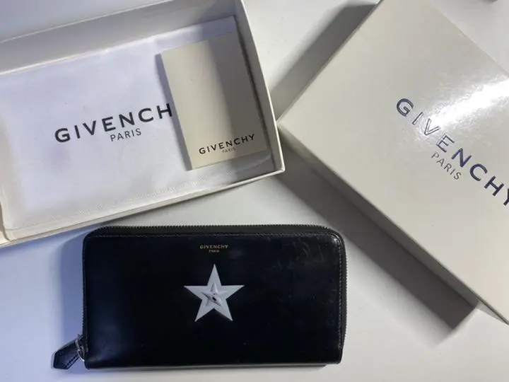 美品 希少 GIVENCHY 星 スタッズ ロゴ 型押し 長財布 折り財布 黒 2025年最新】ジバンシー 財布 スターの人気アイテム - メルカリ