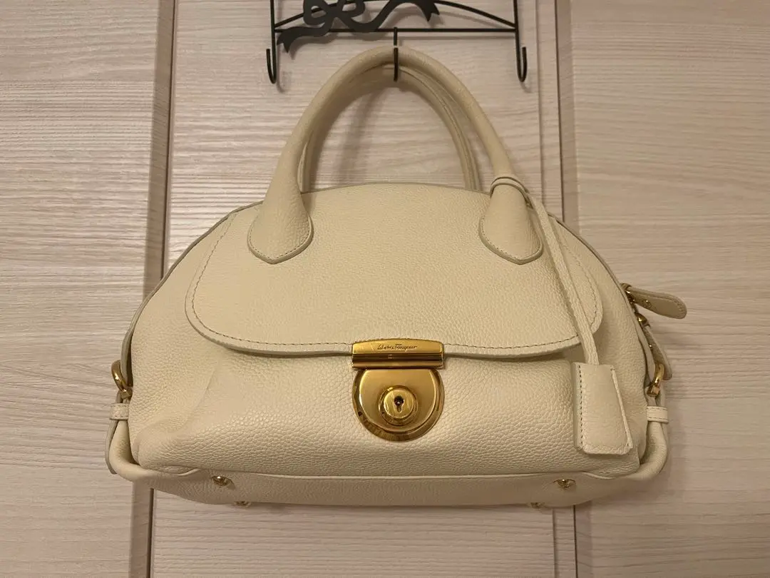 フェラガモ フィアンマ ハンドバッグ 2way ショルダー レザー 白 鍵付 フェラガモ フィアンマ ハンドバッグ 2way ショルダー レザー 白