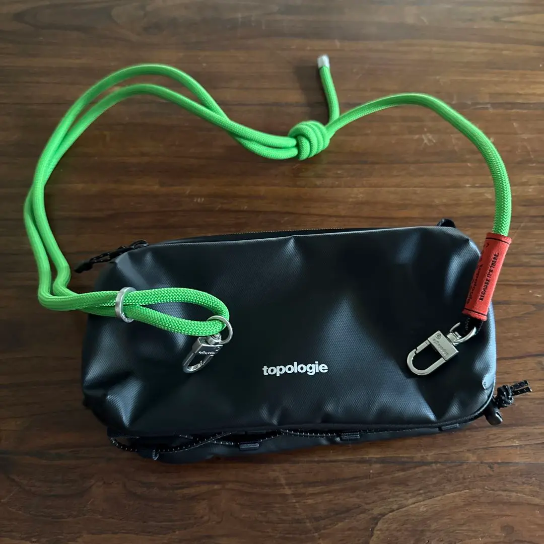 【美品】Topologie サコッシュとストラップのセット★ブラック セット売り topologie トポロジー サコッシュ ストラップ - メルカリ