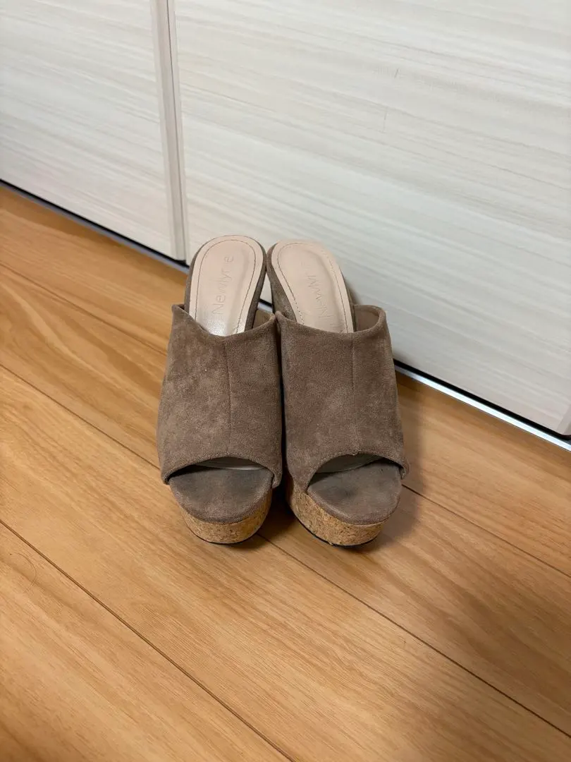 米色麂皮露趾高跟涼鞋 的縮圖