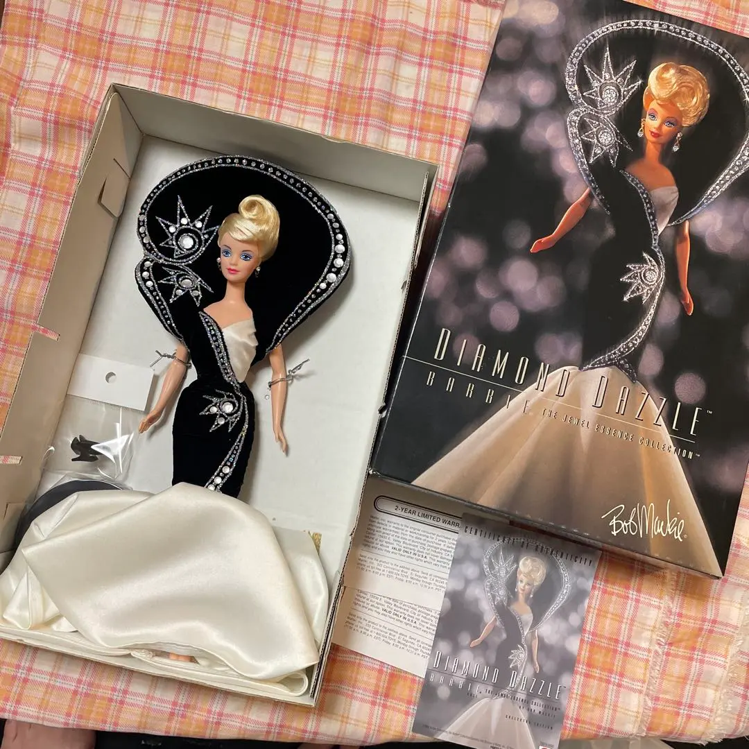 バービー人形　Holiday Barbie 2006　ボブマッキー　ヴィンテージ Amazon.com: Barbie 2006 Holiday Doll by Bob Mackie : Toys