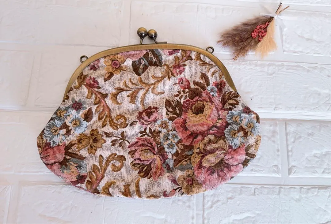Thumbnail of This antique-style, brown-colored coin purse with a clasp is perfect for autumn.