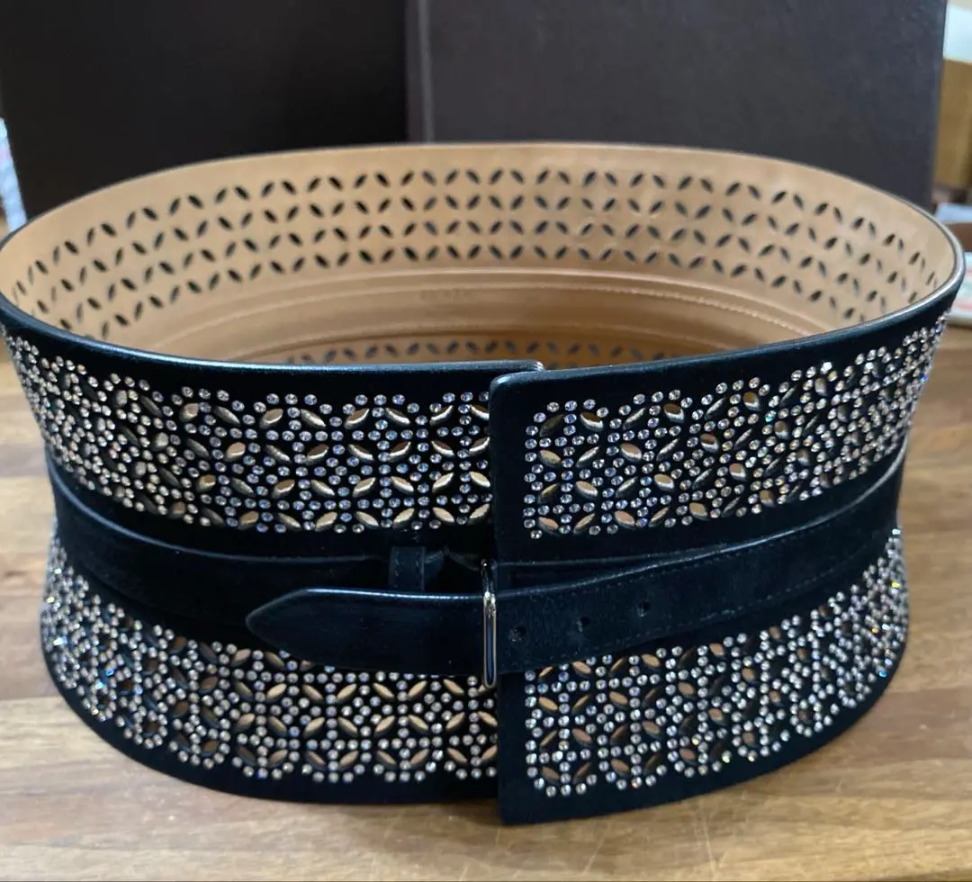 新品 ALAIA アライア　レザー　ベルト　80 フラワー　黒 レディース デザイナーズベルト｜アライア日本公式