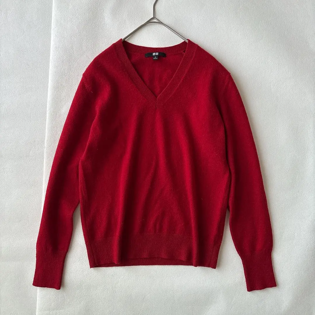 Thumbnail of Uniqlo 100% Cashmere Knit V-Neck Red Size M