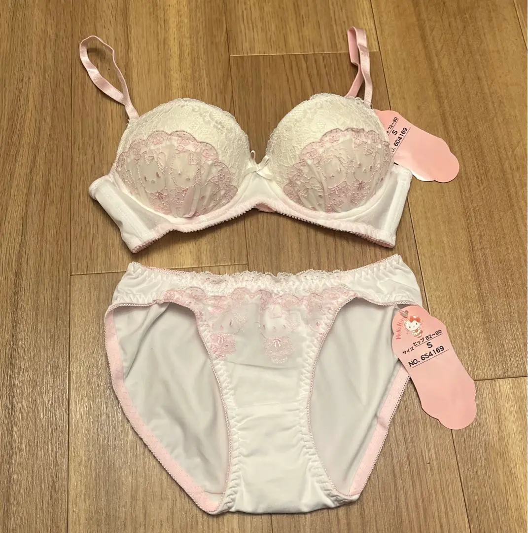ハローキティ未使用ブラジャーショーツセット①2024年もの