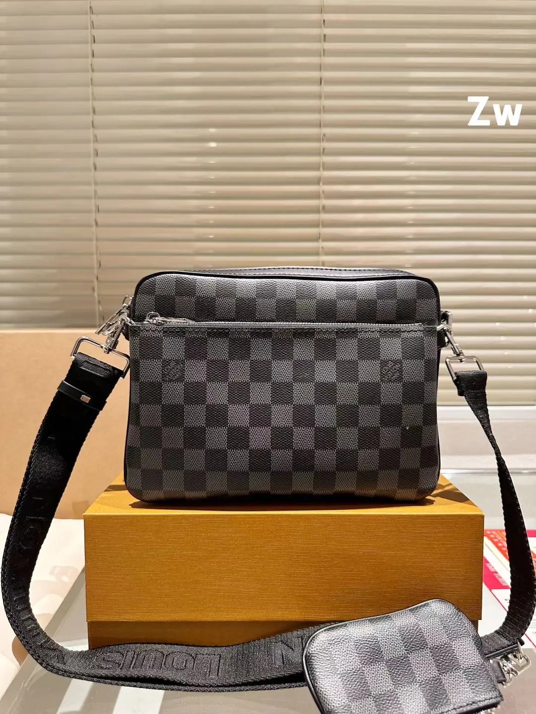 LV 肩背包 的縮圖