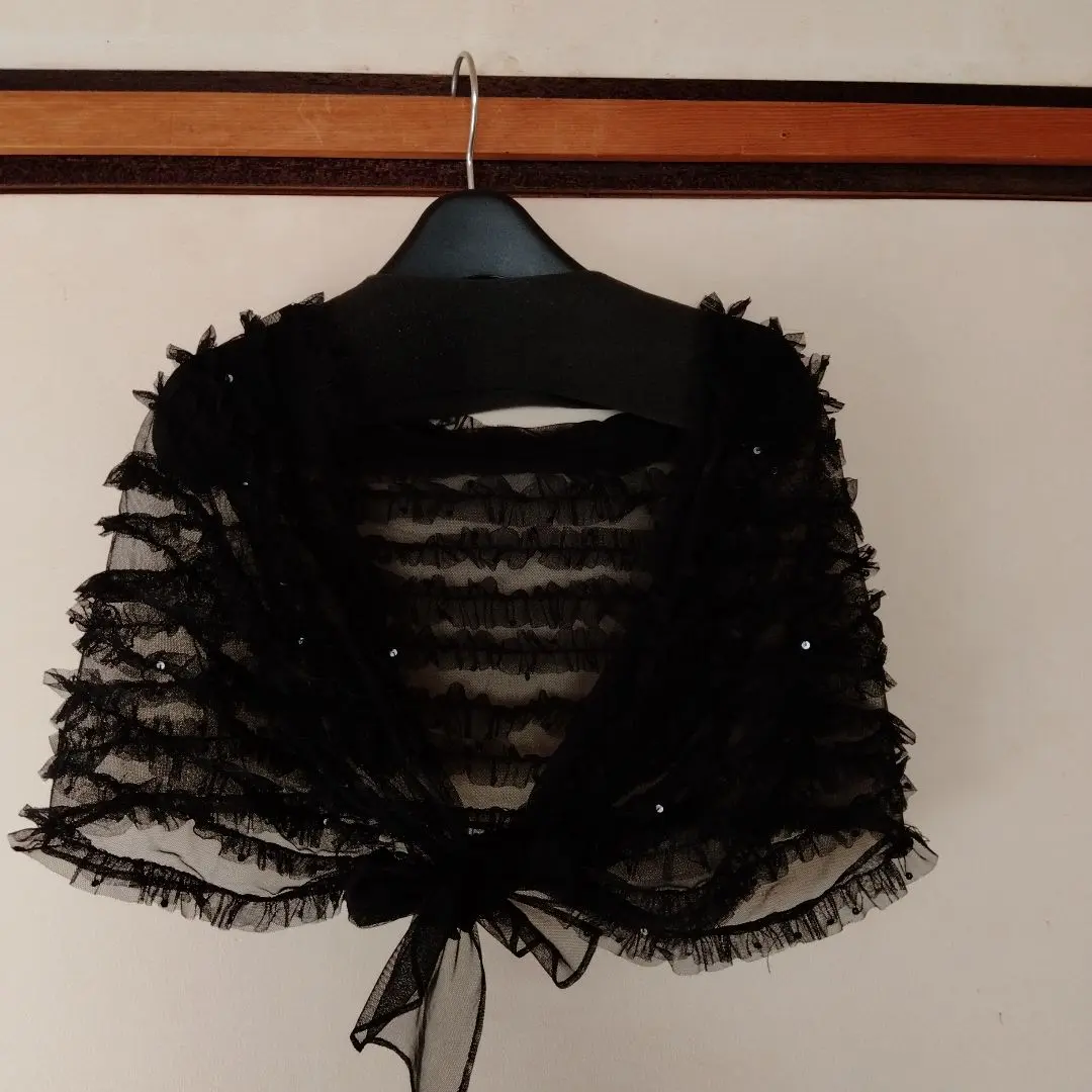 黑色薄紗披肩 附荷葉邊 一週特賣 的縮圖