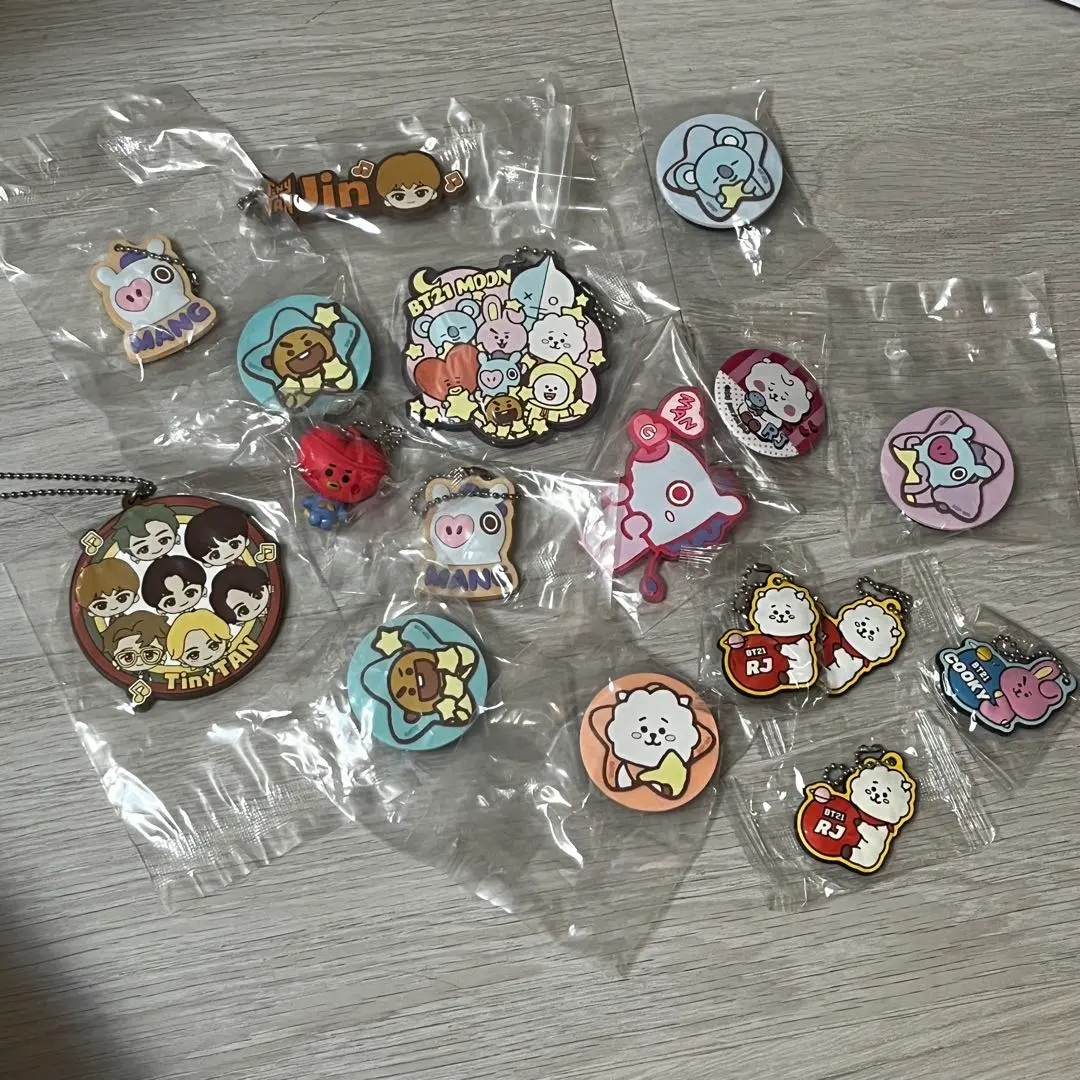 Thumbnail of BT21 TinyTAN keychains, smartphone grips, and 17 pinback buttons set