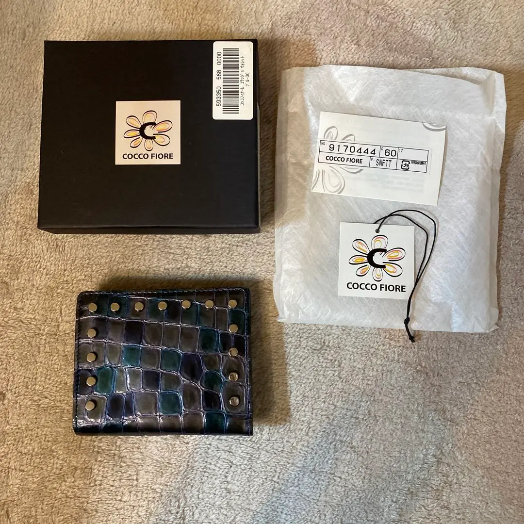 新品　未使用品　COCCO FIORE 青 クロコダイル風 三つ折り財布 新品 未使用品 COCCO FIORE 青 クロコダイル風 三つ折り財布