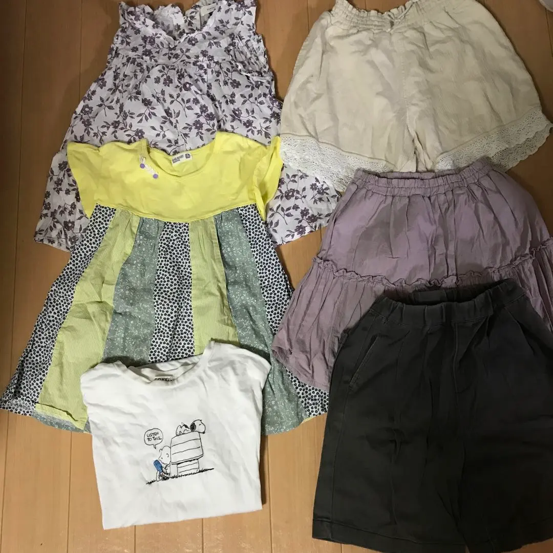 Thumbnail of Girls' clothing set, 6 items