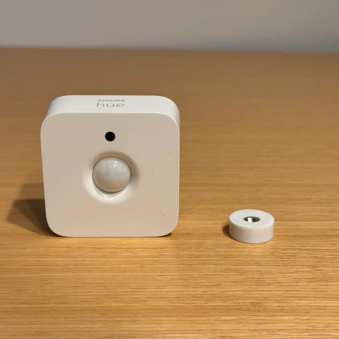 Philips Hue スマートリモコン モーションセンサー Hue モーションセンサーが、スマート ライトを動きに合わせて