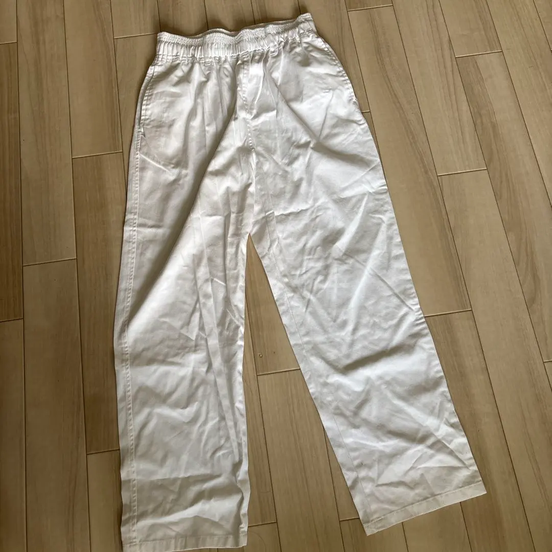 Thumbnail of White pants