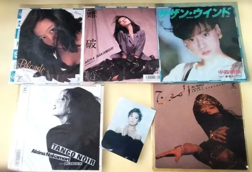 【中森明菜】珍稀生寫真、單曲唱片五張。 的縮圖