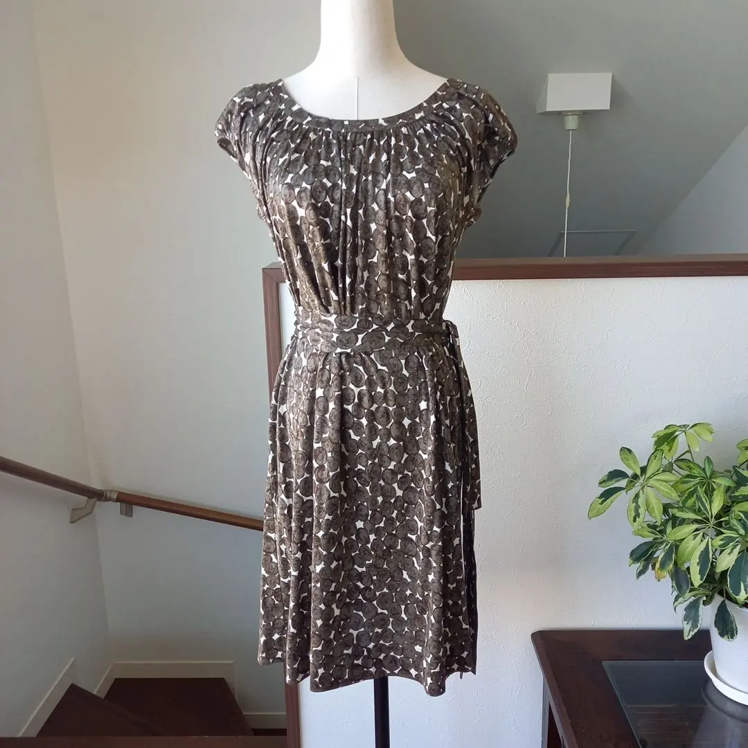 Thumbnail of Beautiful condition K.T brown pleated short-sleeved knee-length dress