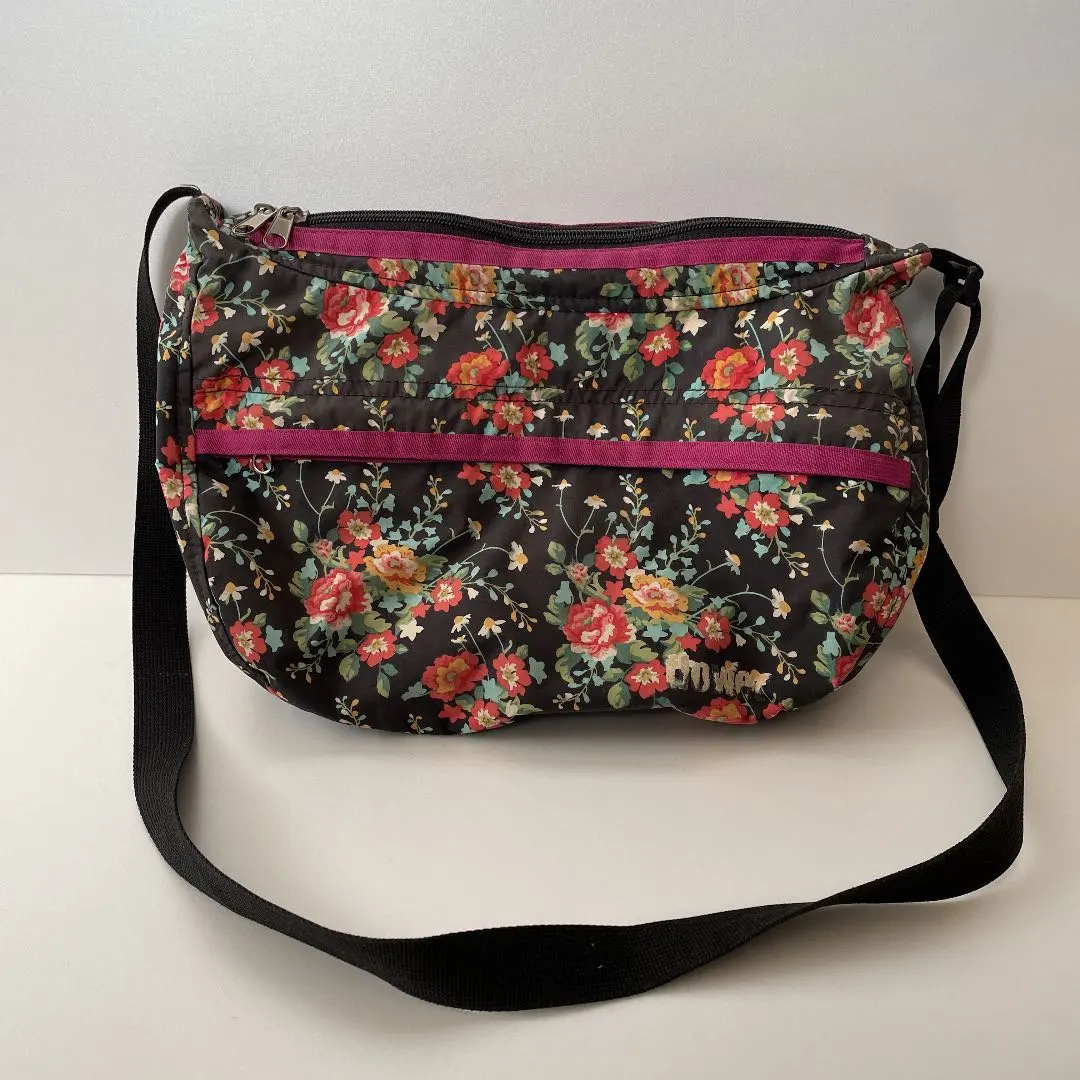 Thumbnail of shoulder bag