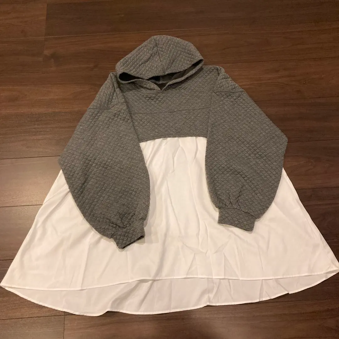 Thumbnail of The upper part from the chest is quilted fabric. The length is long, so it goes well with pants or denim!