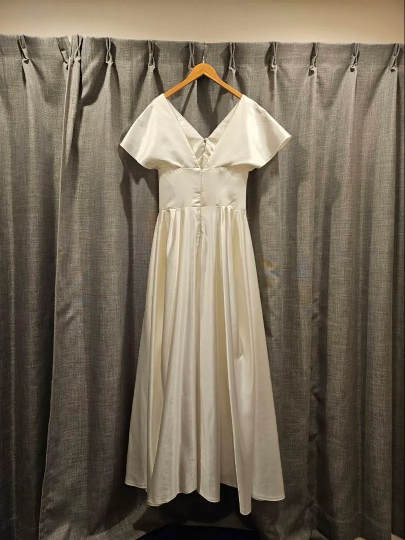 白色露肩長禮服 的縮圖