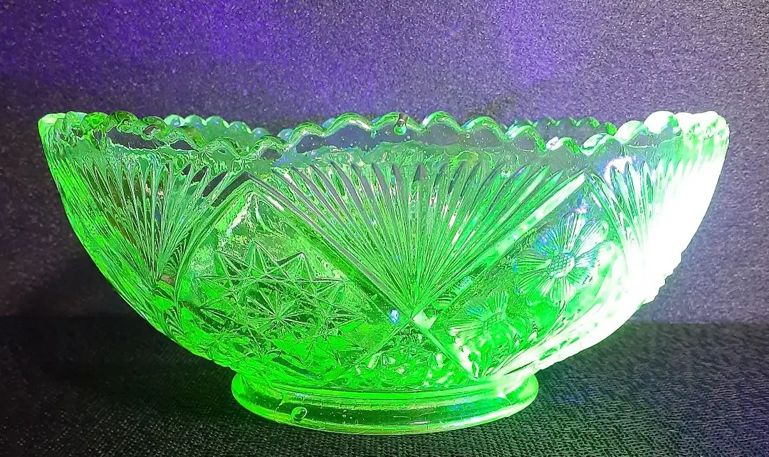 大正時代古ガラス【ウランガラス】草花文様台付きフラワーベース花瓶花入れ