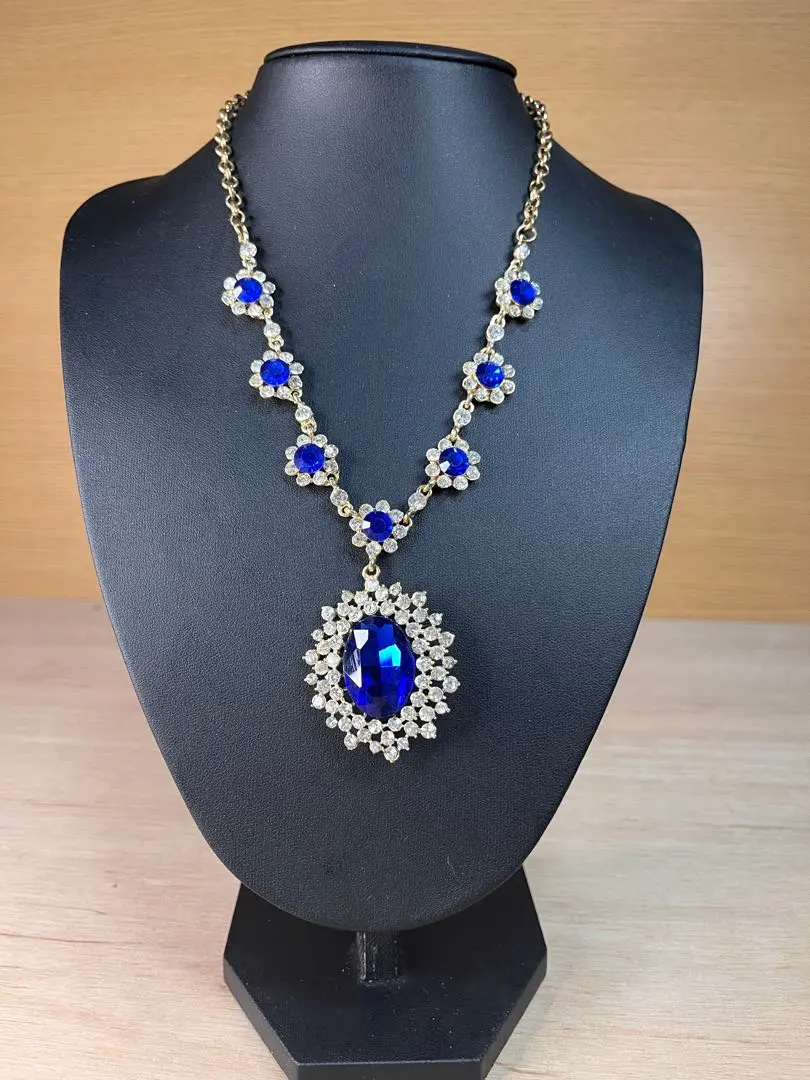 Thumbnail of Elegant crystal pendant