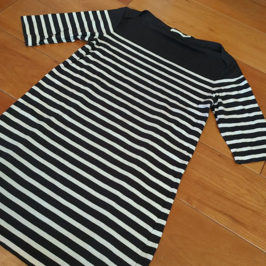 Thumbnail of UNIQLO, Size M, Black and White Stripes, 3/4 Sleeve Tunic, Casual, Simple
