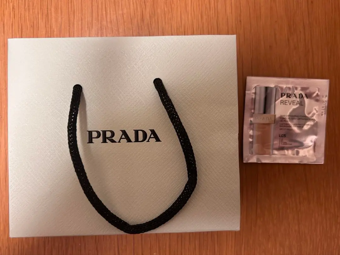 新品未使用　プラダビューティー　化粧下地　サンプル付き 新品未使用 プラダビューティー 化粧下地 サンプル付き - メルカリ