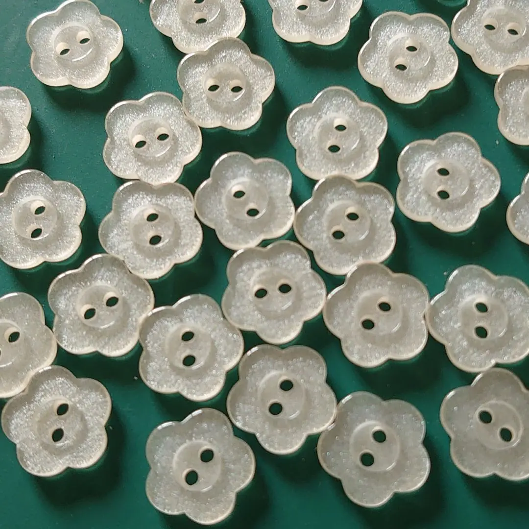 Thumbnail of Small flower-shaped button ②