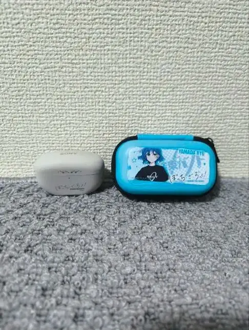Sony WF-1000XM5 ぼっちざろっくコラボケース付き（山田リョウ） アニメ「ぼっち・ざ・ろっく！」のオリジナルデザインを刻印した