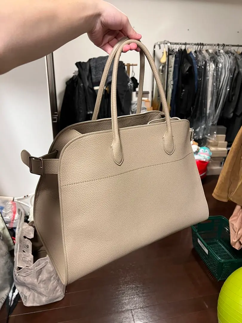 人気★THE ROW★ソフトマルゴー15 スエードトップハンドルバッグ Soft Margaux 15 Bag Black in Leather – The Row
