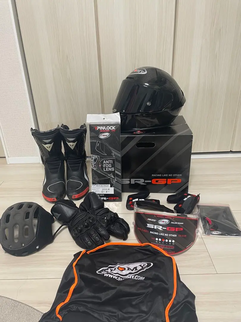SUOMY SR-GP フルカーボン　ダイネーゼおまけ付き！ SUOMY SR-GP フルカーボンダイネーゼおまけ付き！
