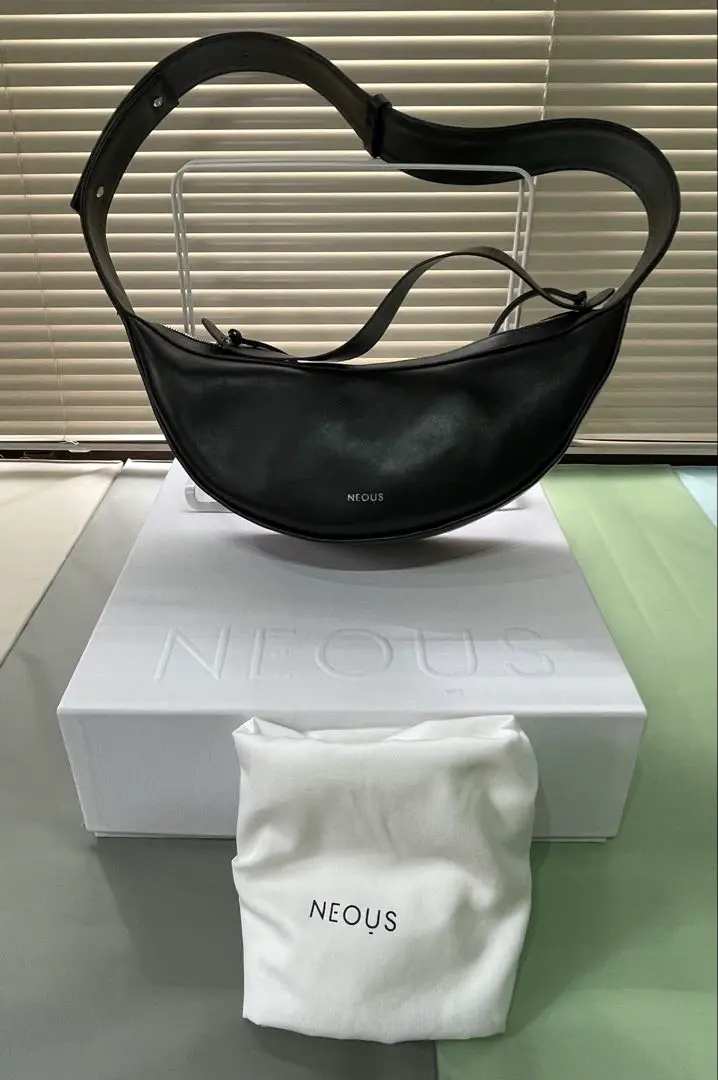 ネオアスneous ボディバッグ 半月バッグ キャメル