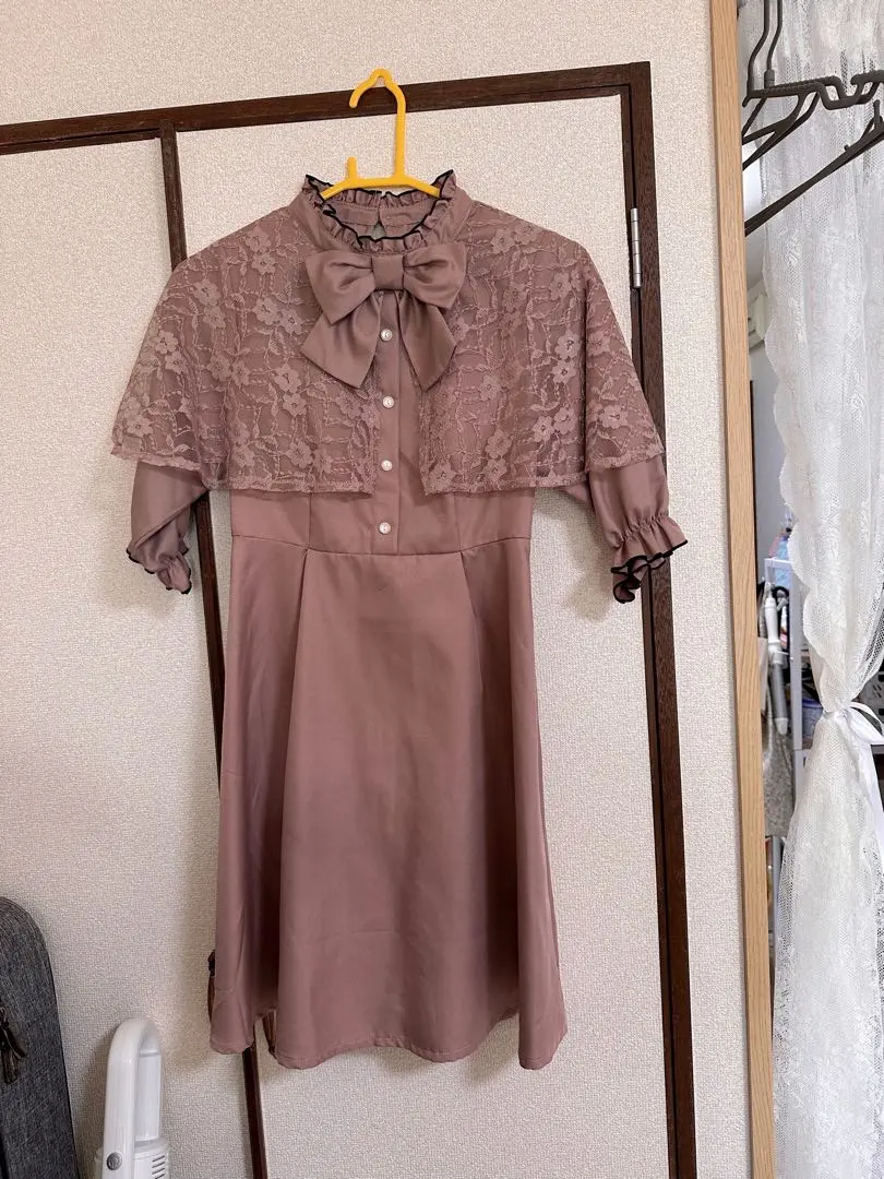 粉紅色蕾絲罩衫洋裝 的縮圖