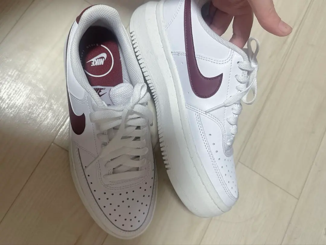 Nike Air Force 1 白色/勃艮第紅 的縮圖